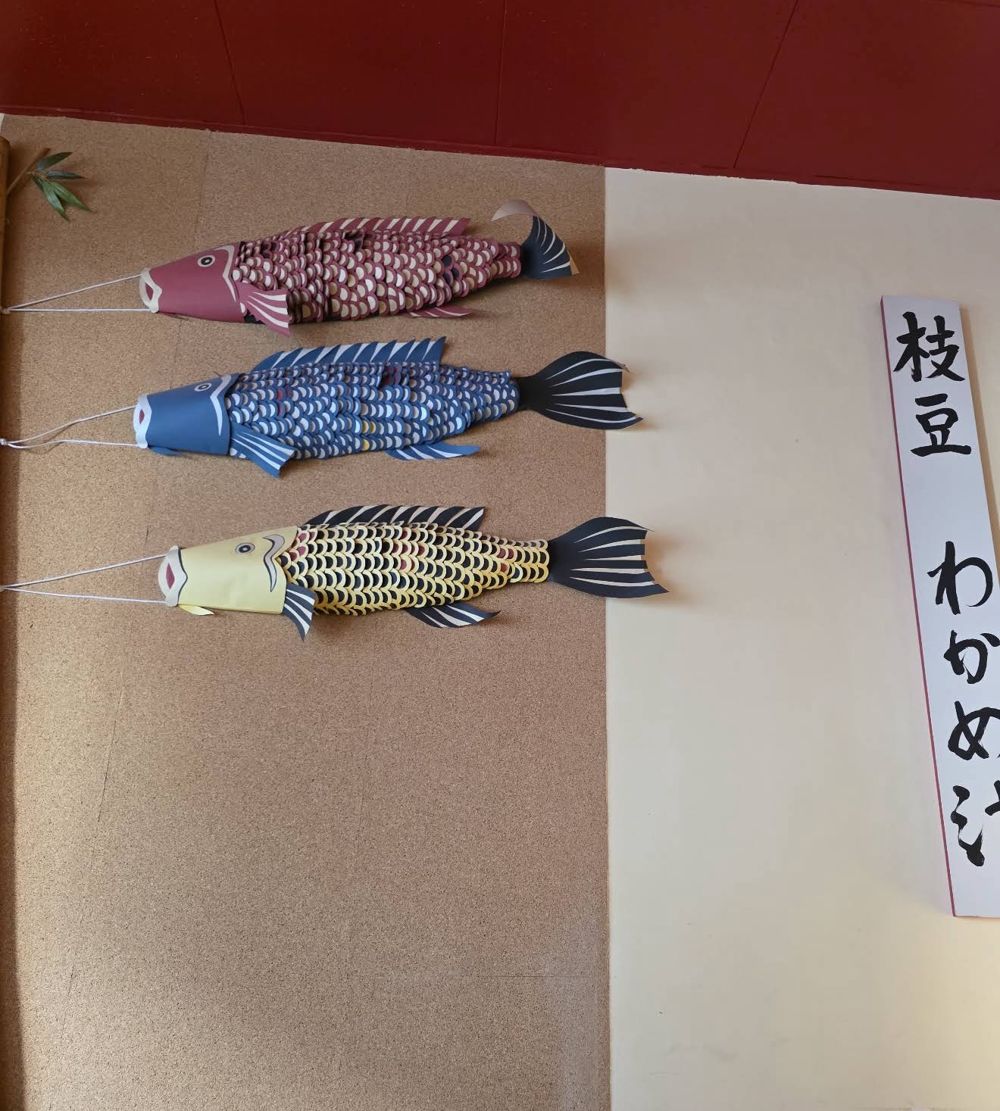 Koinobori-Fische aus Papier an der Wand