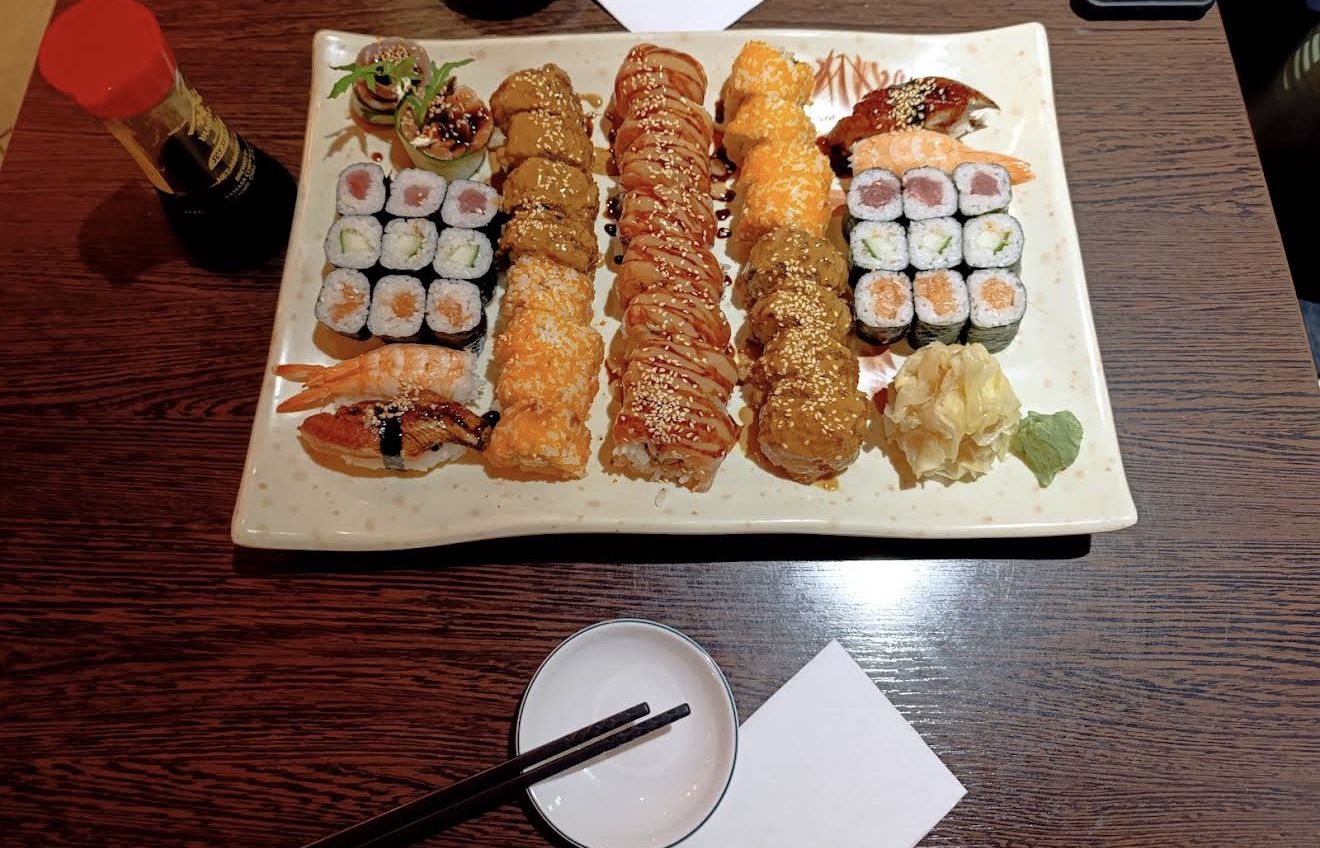 Große Sushi-Platte mit Maki, Inside-Out-Rollen, Nigiri, Ingwer und Wasabi