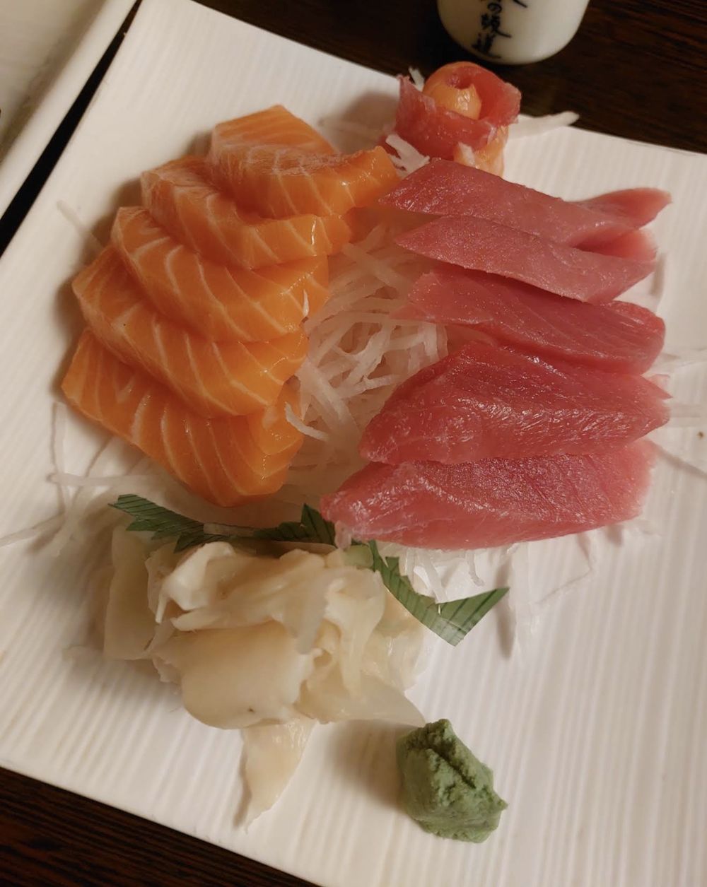 Sashimi von Lachs und Thunfisch auf Rettich